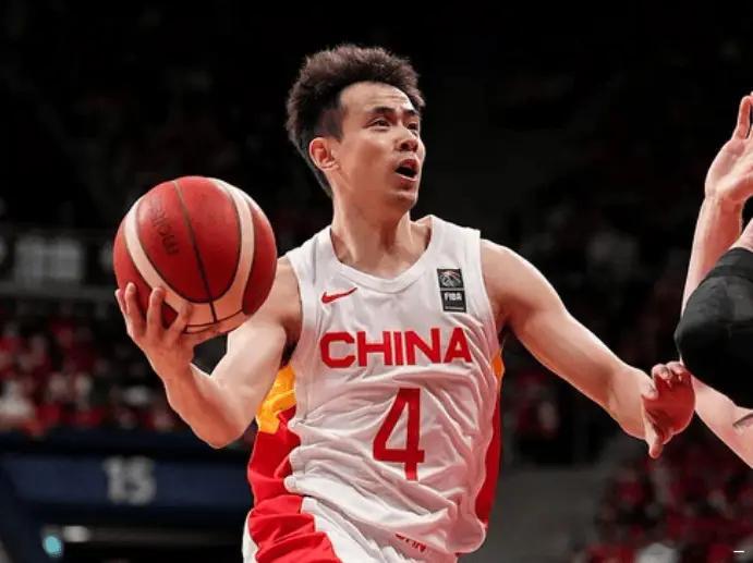 中国男篮vs日本男篮他被质疑过被否定过，但从未屈服过！有人说他打不了硬仗，但关键