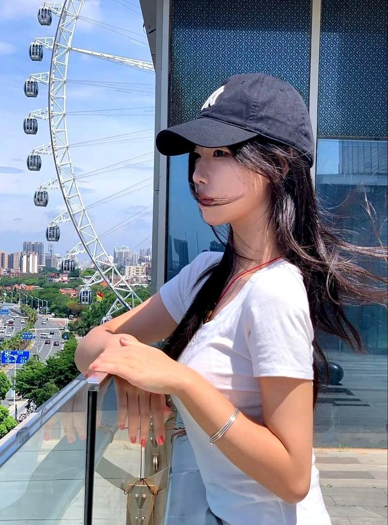 吴磊向涵之被拍同游迪士尼！

两人戴同款发箍，吴磊给向涵之买棉花糖、陪坐旋转木马