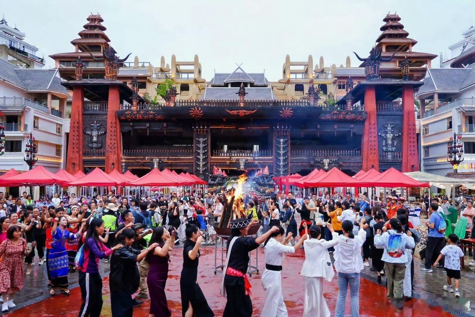 北回归线临沧最长民族宴席 云南这片神奇的土地上，北回归线如一条神圣的脉络，赋予了