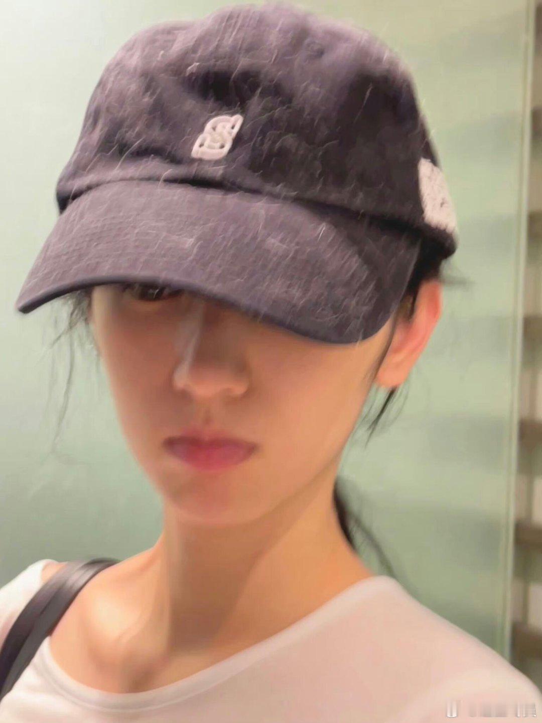 能当明星都不是一般人。新微博上看见周也这张动图🤦‍♀️后置也这么水灵灵，关键脸