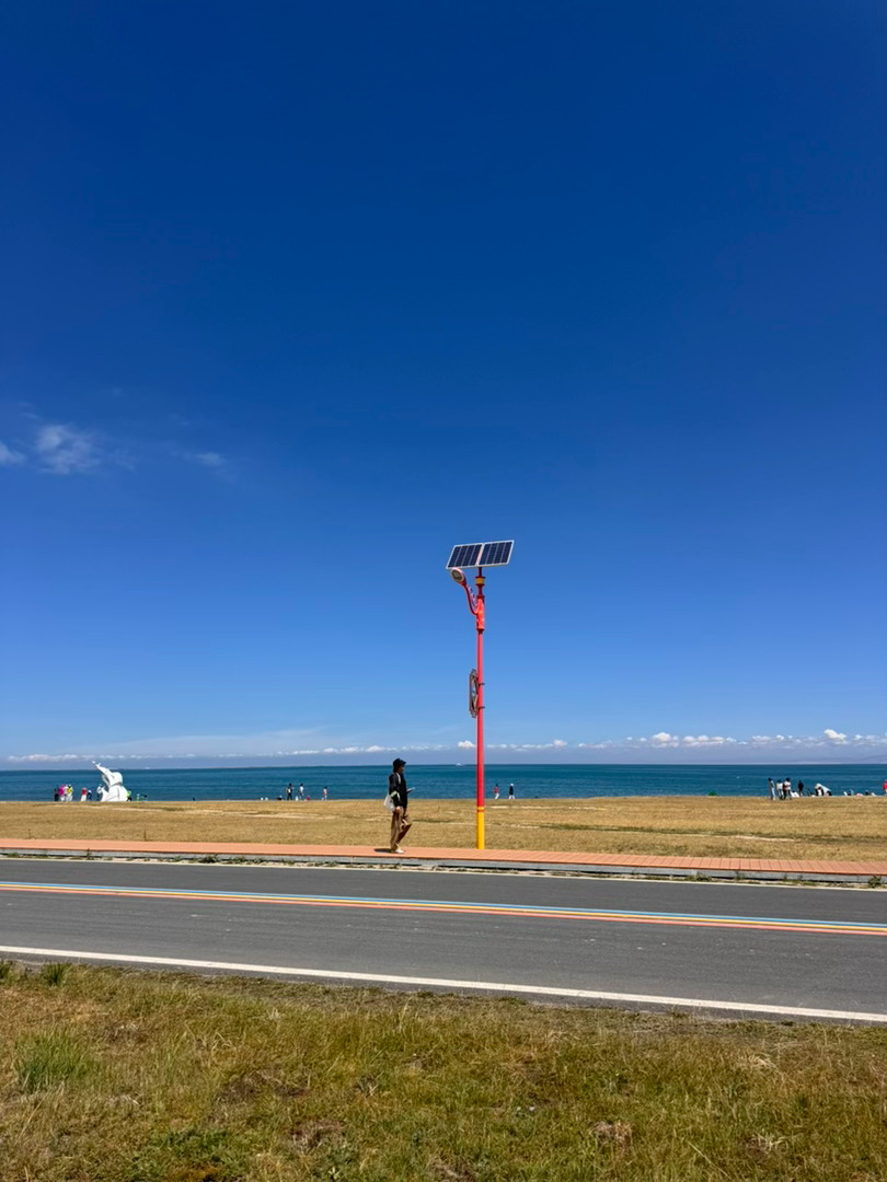 今天的青海湖超级蓝..天气太给力了！！前几天都在下雨，我还担心今天能不能晴天！ 