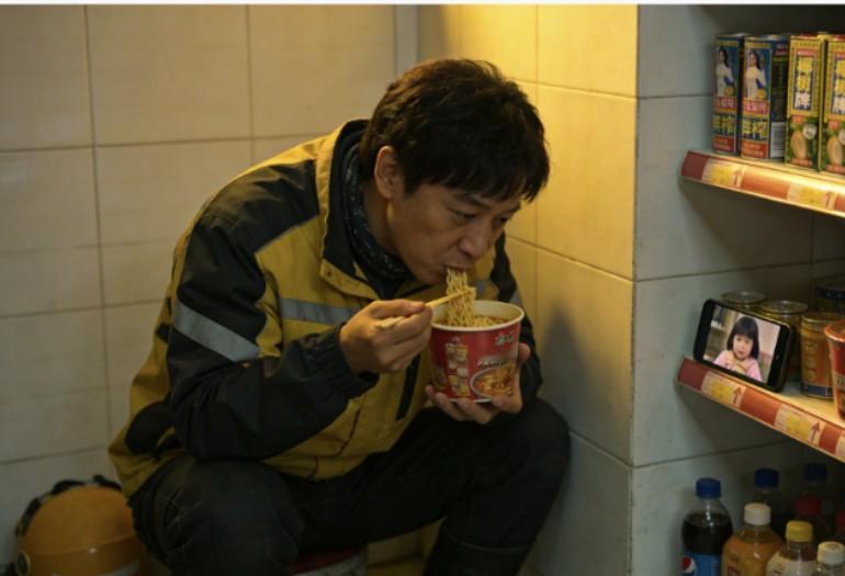 凌晨3点的便利店，我读懂了成年人的体面
 
凌晨3点，加班到头晕眼花的我，揣着兜