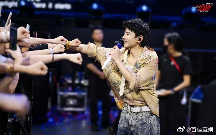 张杰出席成龙国际动作电影周 谁还记得张杰在综艺里改编演唱的成龙经典功夫歌？这次他