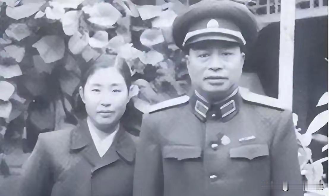 1954年，和丈夫失散25年的女红军伍道清，偶遇了老战友，老战友跟她说：“你丈夫