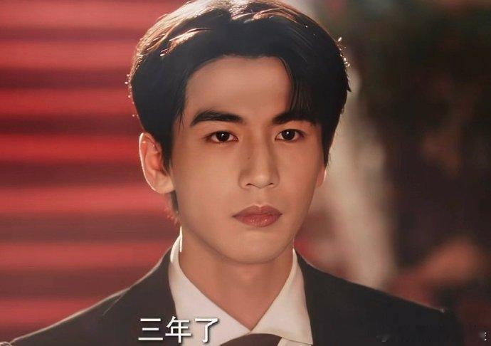 这一秒导演拍人不行，只能上一些夸张的滤镜，嘴唇很涂了唇蜜似的…… 