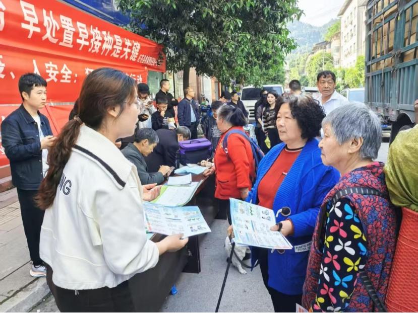 旺苍县多部门联合开展“犬风铃”狂犬病防控宣传活动
   
为有效预防和控制狂犬病
