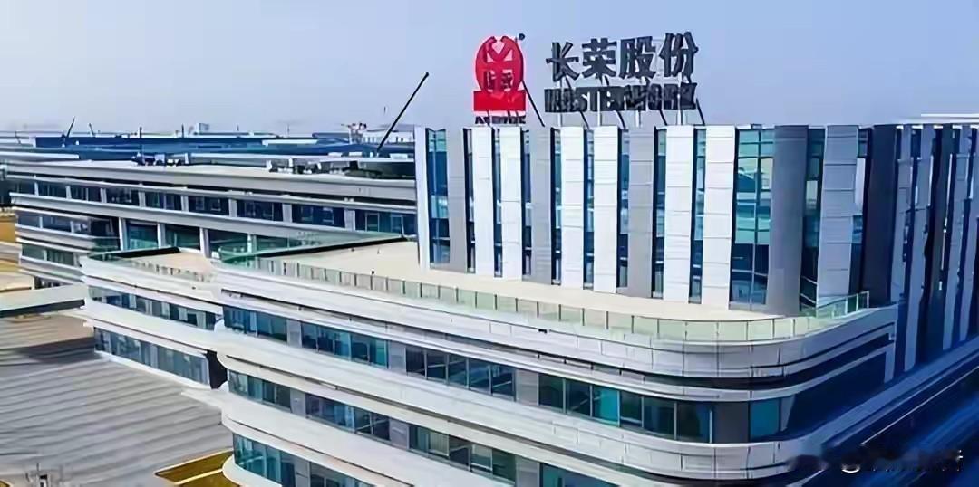 巴黎奥运会期间，巴黎长荣桂冠酒店的大厅里，一位大陆博主仰头看了半天。

万国串旗