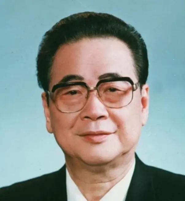 1992年7月，邓颖超因病离世。谁知，邓颖超留下的最后一句话竟是“李鹏”二字，这