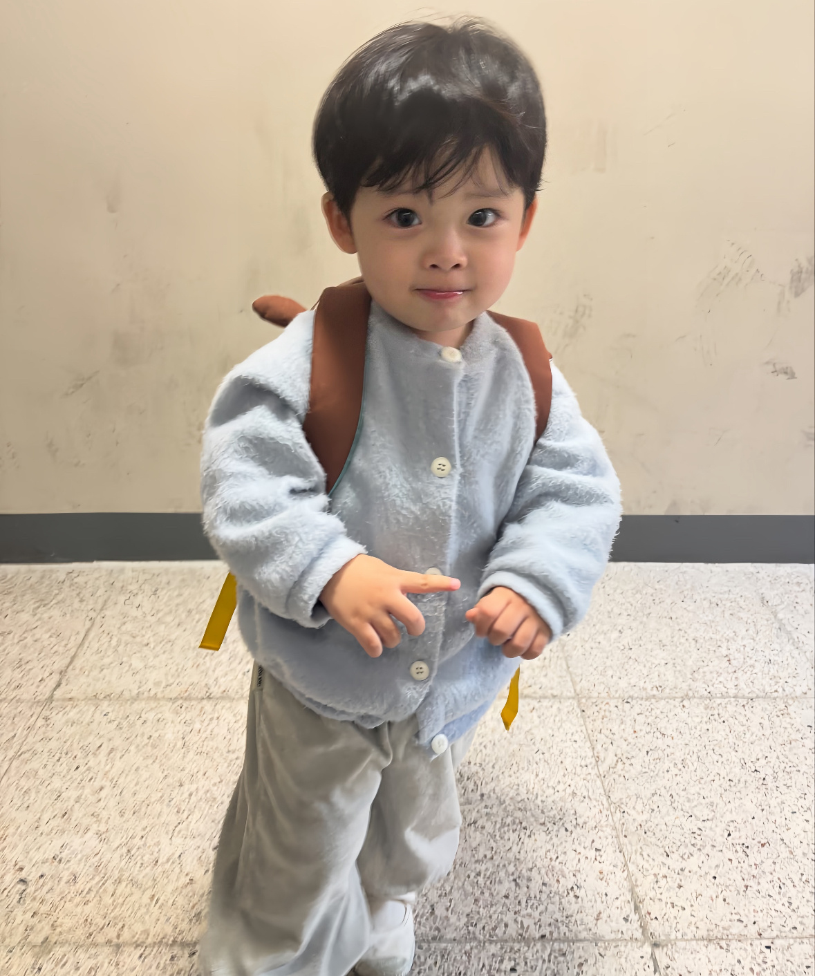 被爱养大的小孩一眼就看得出被爱养大的小孩一眼就看得出，眼神明亮松弛，待人温柔坦荡