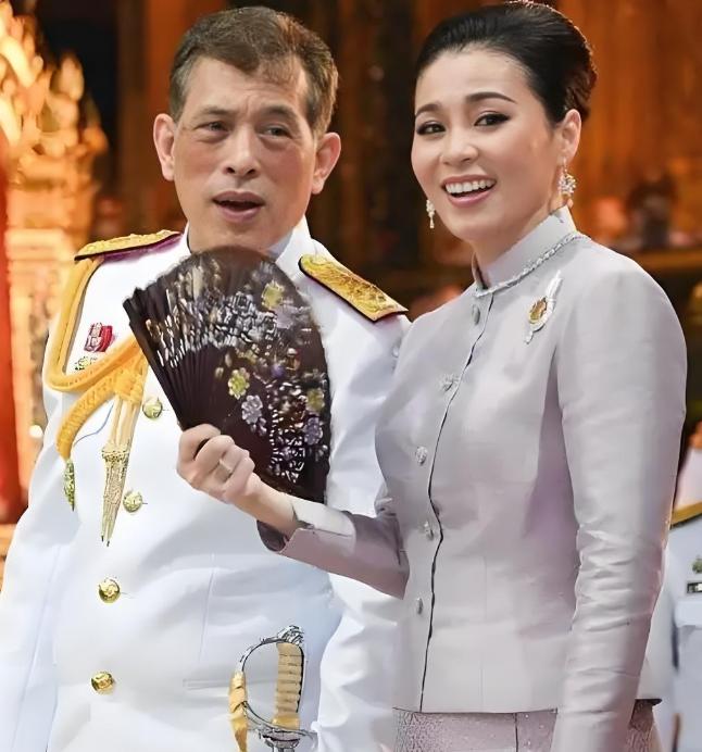 泰王力挺佩通坦？

泰国国王拉玛十世，打破沉默，下令取消了原定于7月28日和29