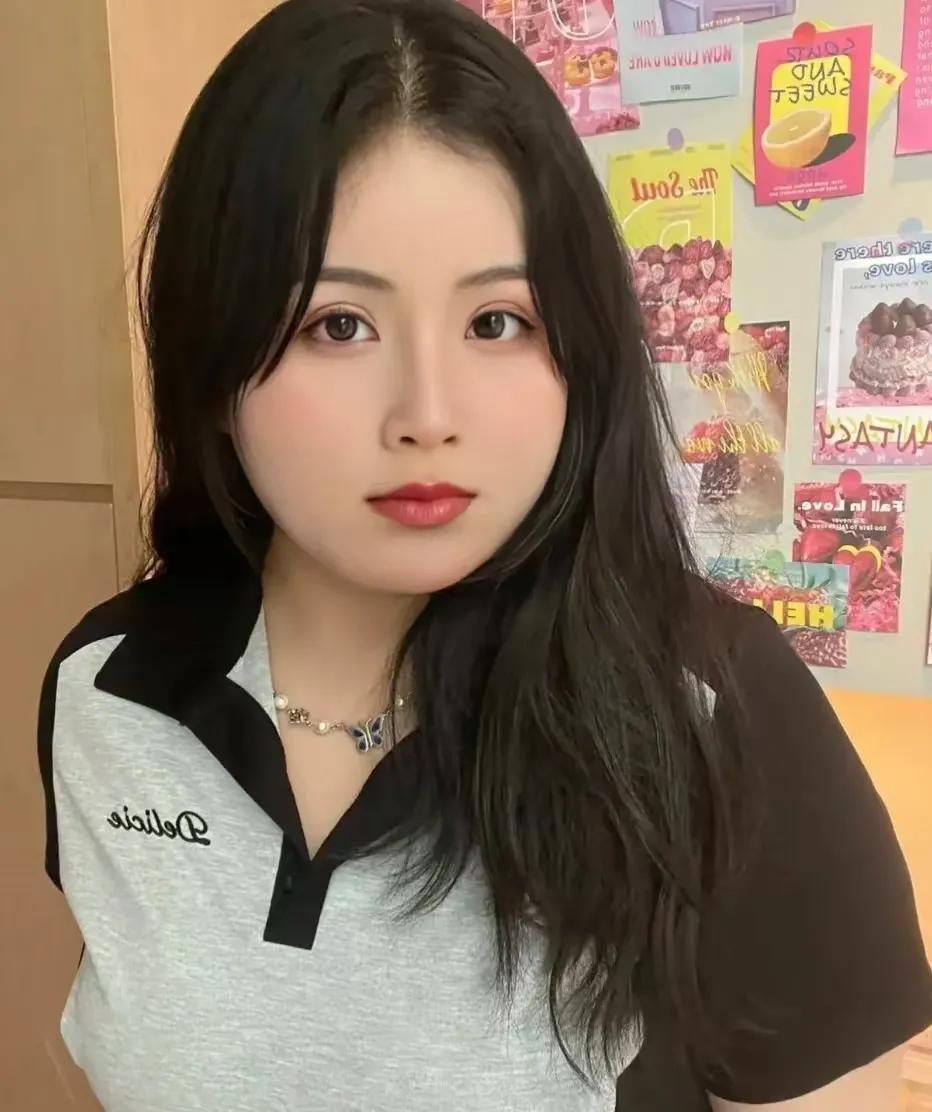 她，对婚姻有着自己的坚守，不求富贵荣华，只求三件事：不能打牌，不能打人，对她爸妈
