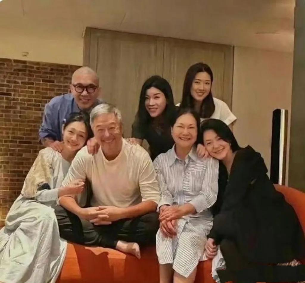 母亲节之际，S妈分享的家庭合照中，具俊晔的状态令人揪心。他身着黑衣，身形暴瘦如柴