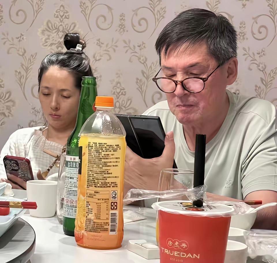 向佐又去台北看望老婆和岳父，一家10口人吃饭特别热闹。42岁郭碧婷没化妆坐在爸爸