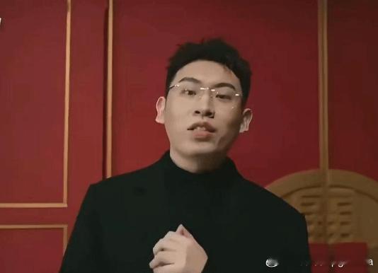 “听泉鉴宝送房养前任全家”登贴吧热搜 听泉鉴宝（本名丁祥栩）在近期直播中被问及恋