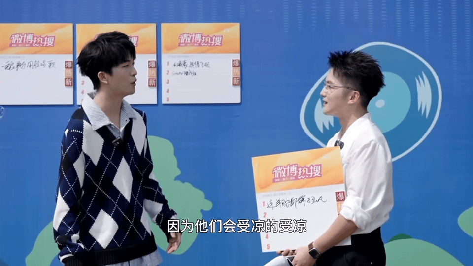 黄子弘凡法令纹和门牙不保了音乐缘计划 谁懂黄子弘凡上班被羊驼“偷袭”的快乐？毛衣