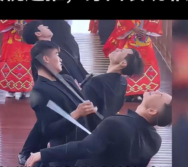 滇超景颇刀舞直接杀疯全网！
黑西装配长刀，刚劲劈砍带起的破风声，一出场就把全场观