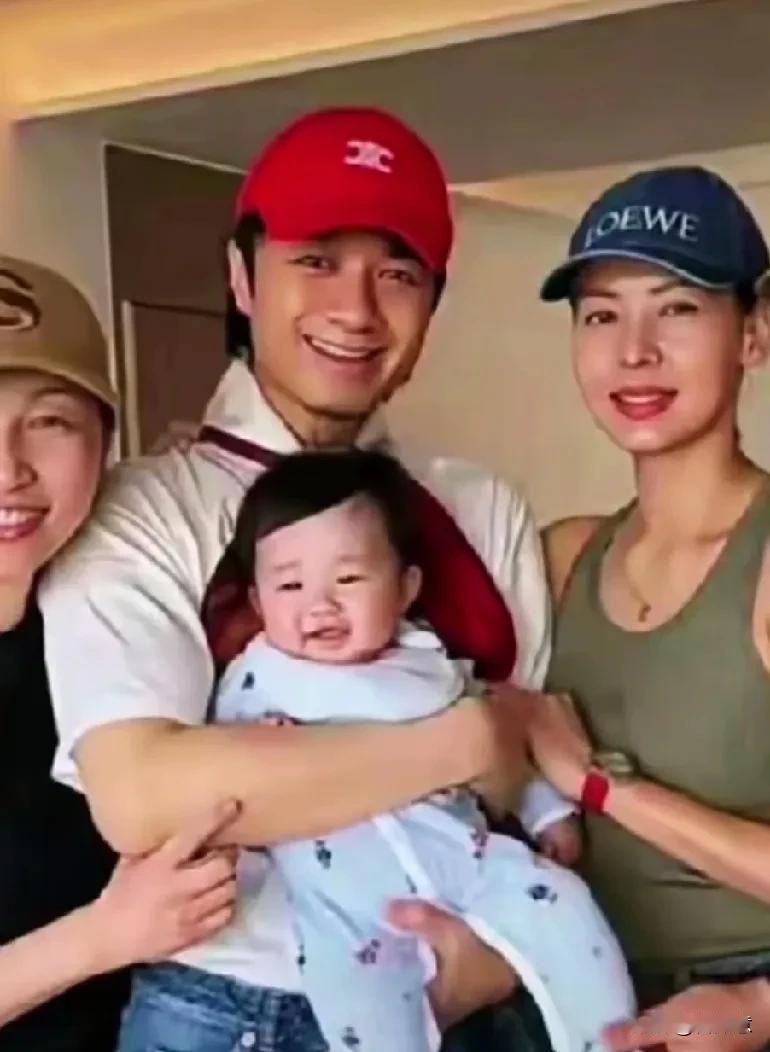别家老来子带出去，容易被揣测是爷爷还是爸爸，古巨基家这宝贝出去不会被猜猜猜，因为