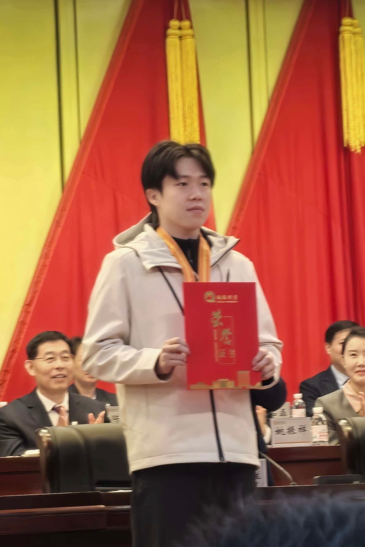 魏桥还给我们打工耶颁个奖 耶不错😌👍🏻 "集团精神文明奖团队” 