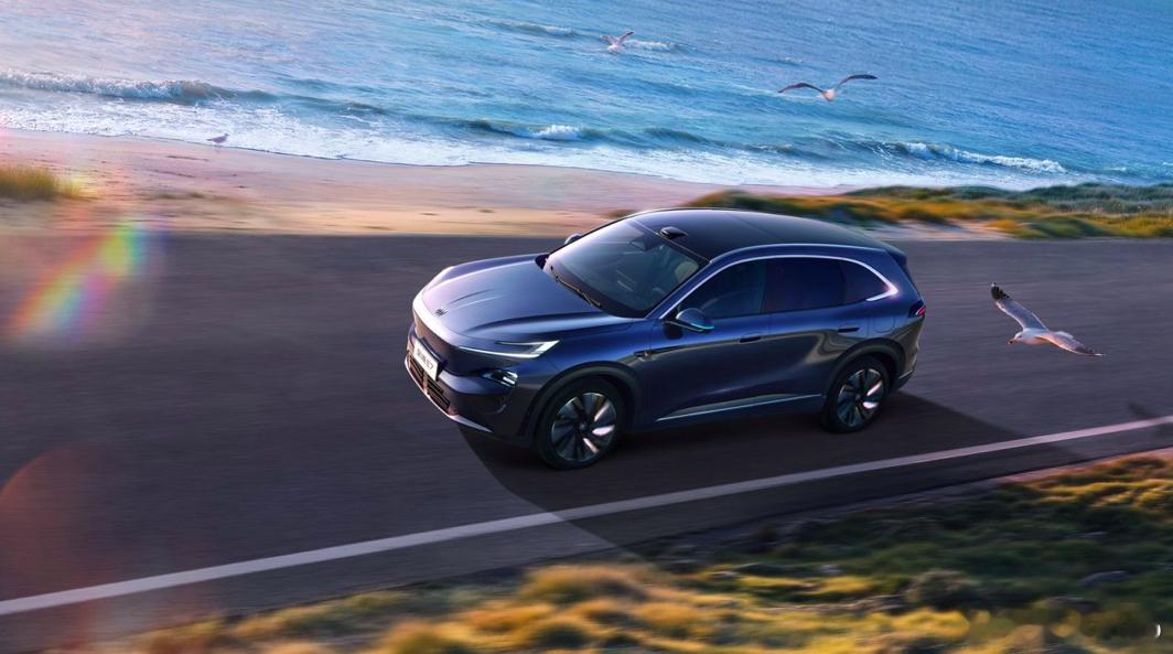 别克至境 E7 正式发布，提供三款配置，全系定价16万至21万元。新车搭载真龙插