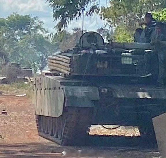 泰军在在VT4炮塔侧面挂了一层“竹子装甲”，以增加对RPG火箭弹的侧面防护。烽火