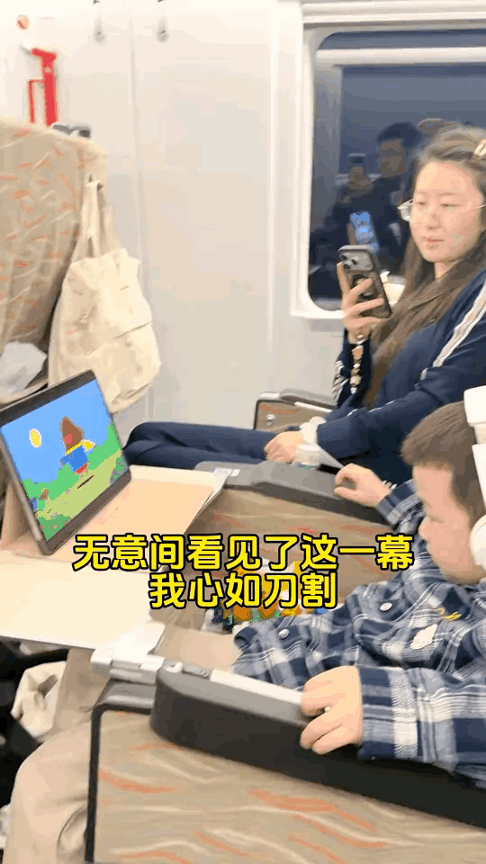 图1：女生刷视频，看见帅哥的真实表情。
图2：面对老公的“质问”，老婆“睁眼说瞎
