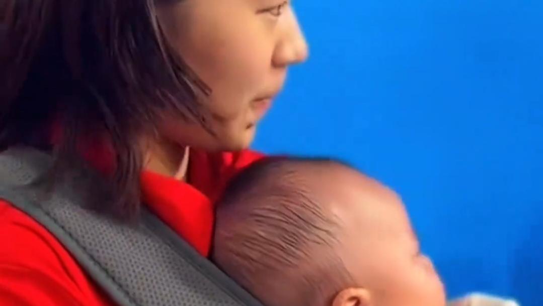 全运会赛场之上，全红婵在展现超凡跳水技艺之余，还化身贴心“小助手”，主动帮师兄带