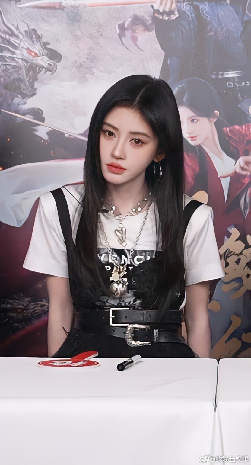 鞠婧祎第一次线下追剧团萌神驾到，通通闪开鞠婧祎第一次参加追剧团月鳞绮纪直播鞠婧祎