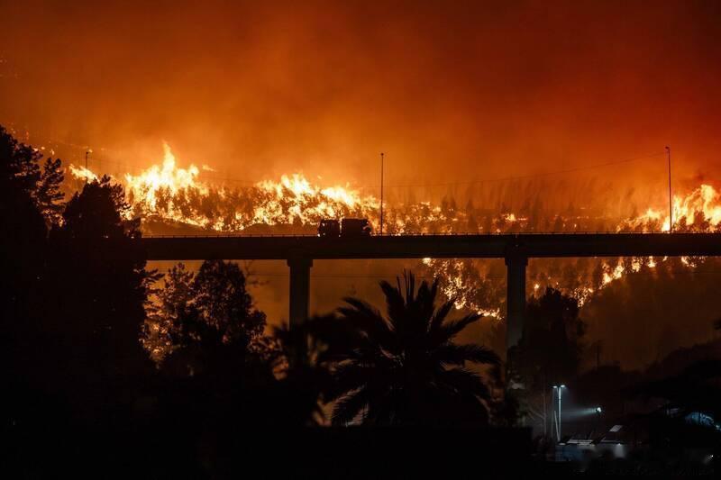 智利野火肆虐已致18人死亡，总统宣布进入紧急状态 海外新鲜事 智利多地野火持续蔓