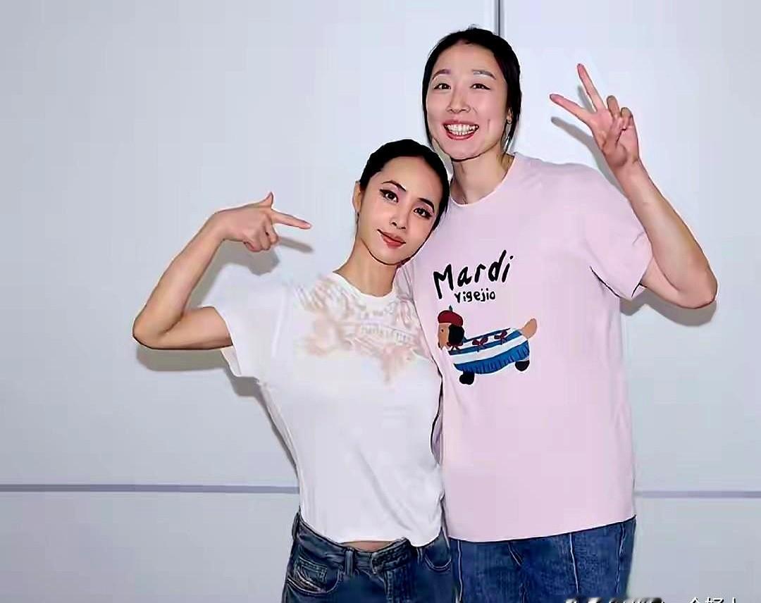 姚迪出发之前又去追星？
她提着要去意大利穿科内利亚诺12号球衣的行李，转身就先跑