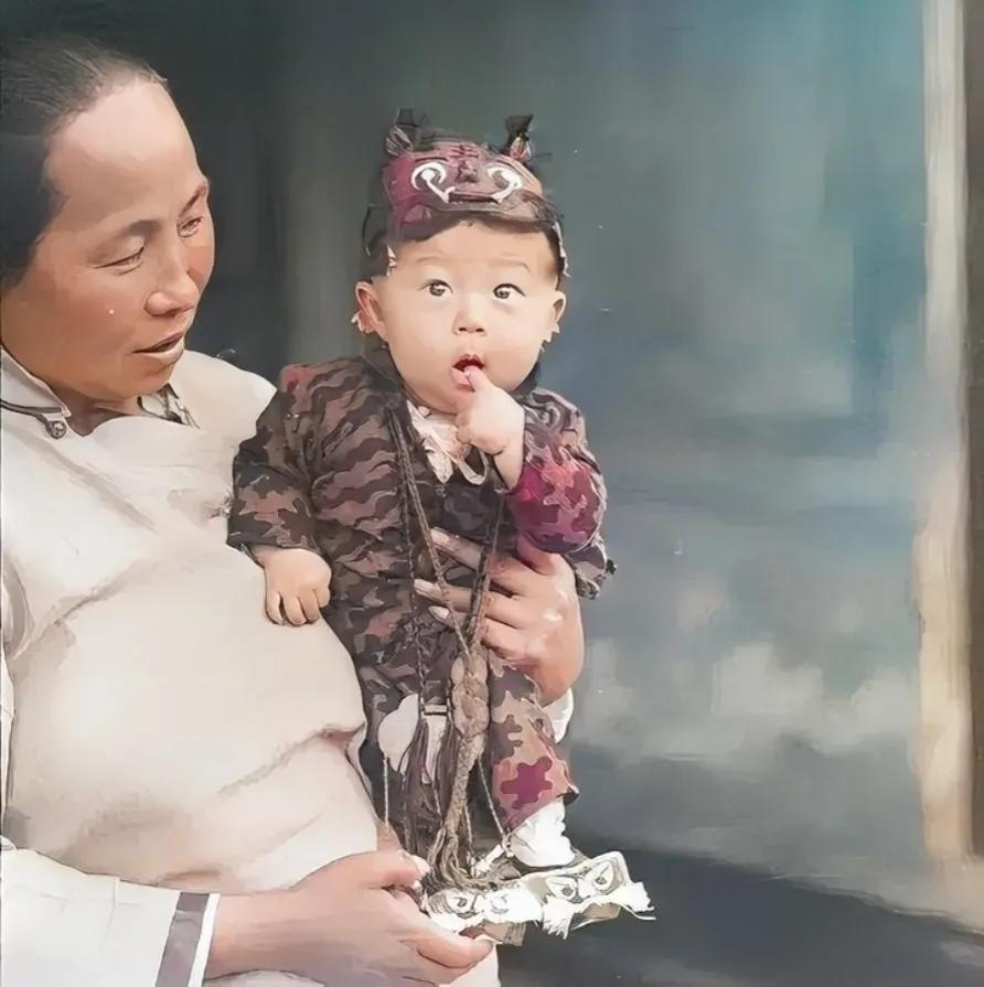 1919年，北平的街头，一个身穿虎纹服装的小孩引起了路人们的注意，他张着大大的嘴