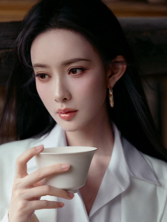 孟子义手心手背都是钻孟子义戴了满钻手套孟子义姐姐真的是太贵气了吧！这个满钻手套真