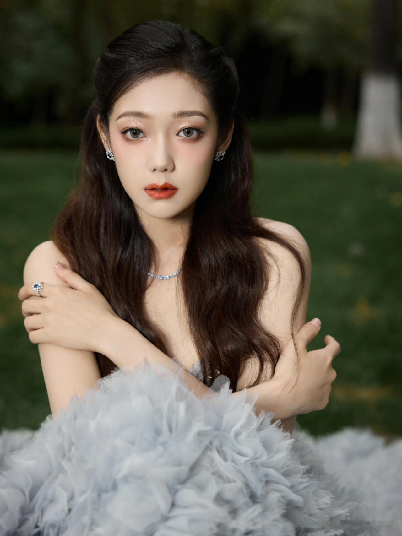 希林娜依高人鱼歌姬具象化了空灵挂的曲子就是为她量身定做的。不续约后的首单，愿她也