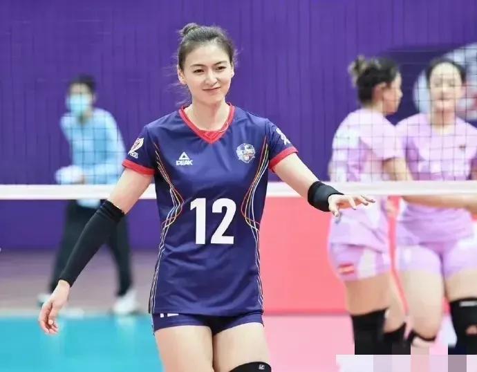 四川女排缪伊雯简直就是个钢铁战士！
面对国内最强对手天津女排，缪伊雯不仅拿到了全