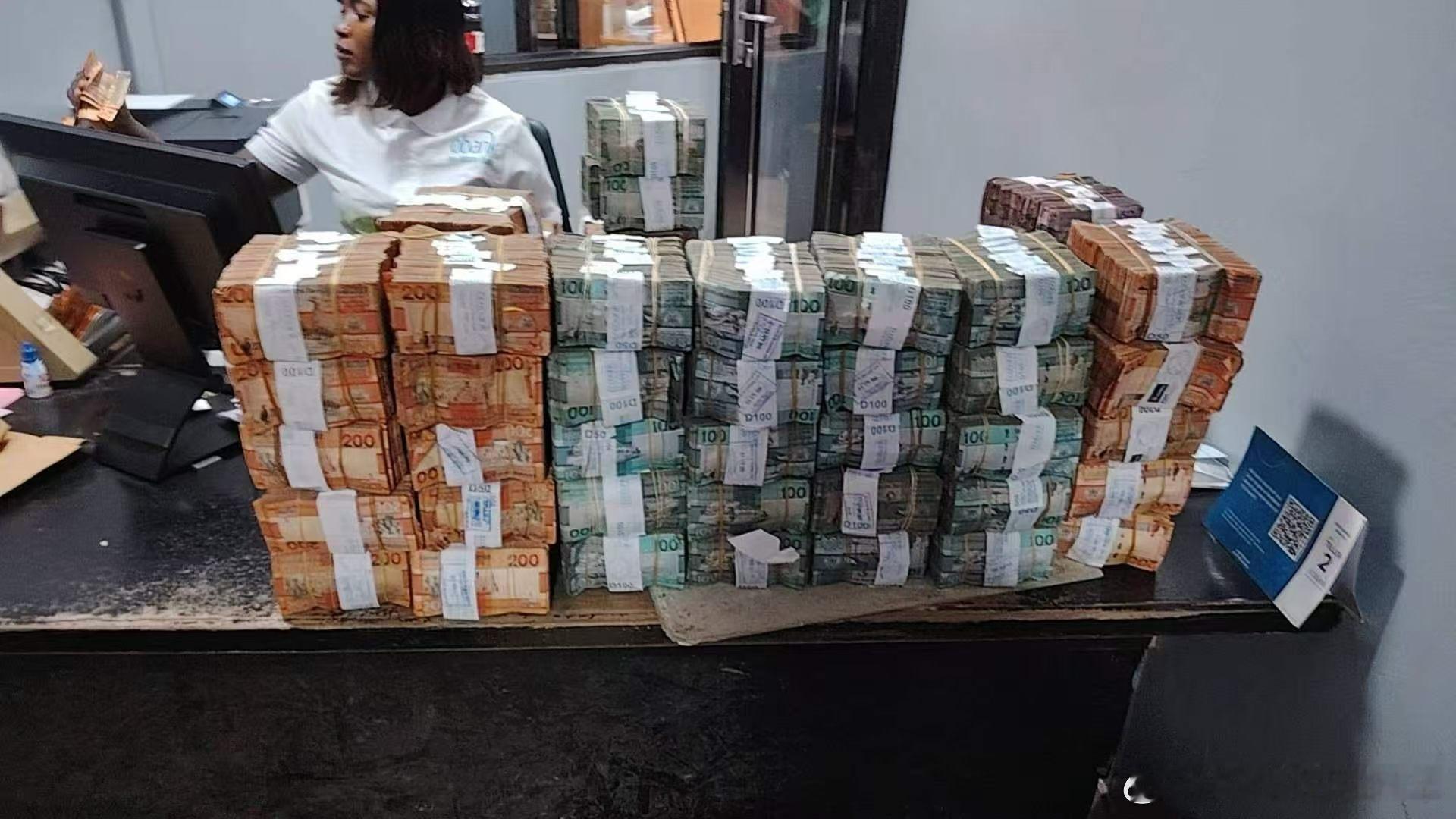 同行朋友去海外开店了发朋友圈说卖了一台方程豹肽7有谁知道这是哪个国家这一台看来挣