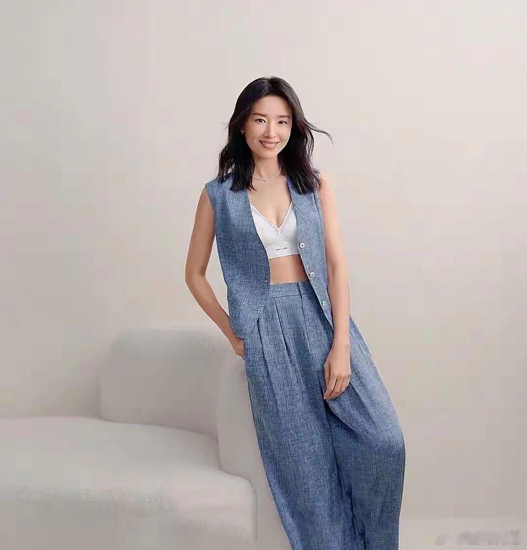 董洁永远是心底的白月光，岁月温柔以待，风采依旧动人，气质从未褪色。 