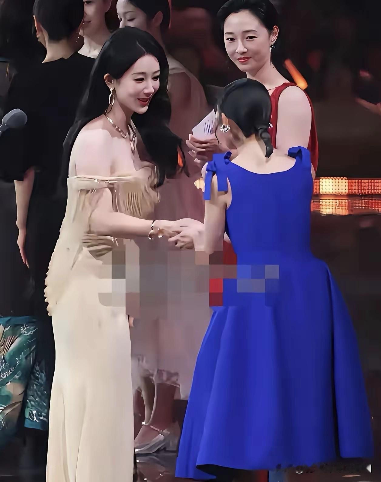 一个动作，暴露了卫诗雅的人品。卫诗雅获得百花最佳女主角奖后，她自己都懵的，看起来