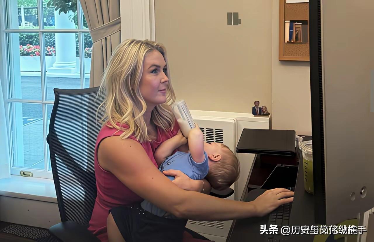 卡罗琳的儿子已开始喝奶瓶了。时间飞快，做了妈妈的女人最美丽又幸福。