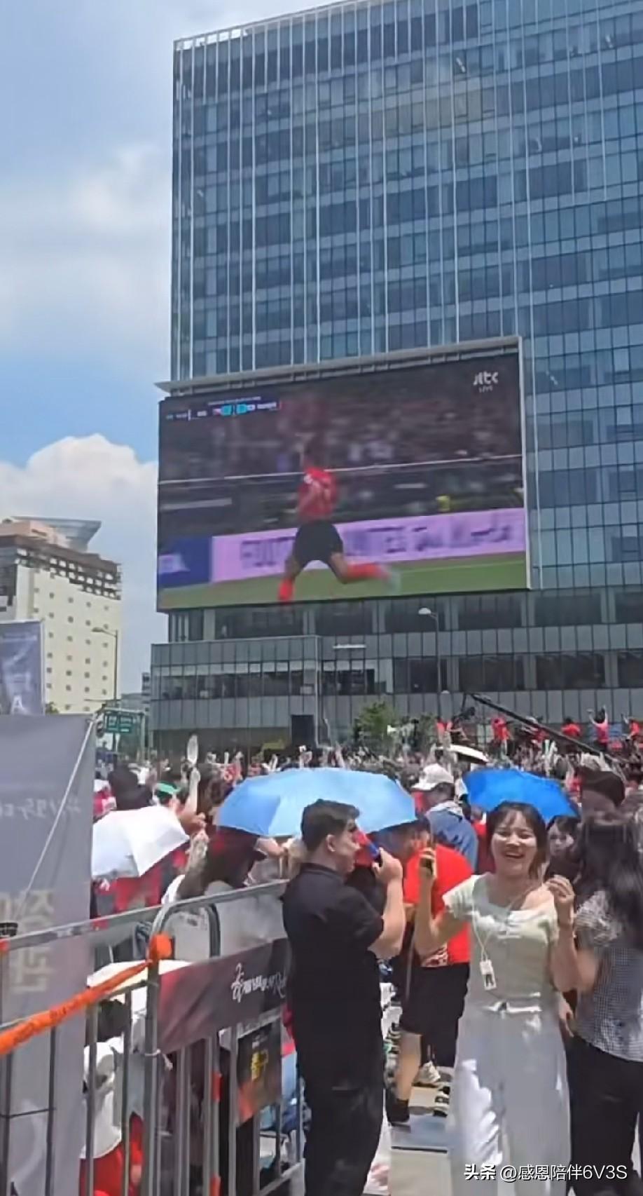 我的世界杯记忆首尔街头韩国市民沸腾了！韩国2:1战胜捷克，全场欢呼。看看人家韩国