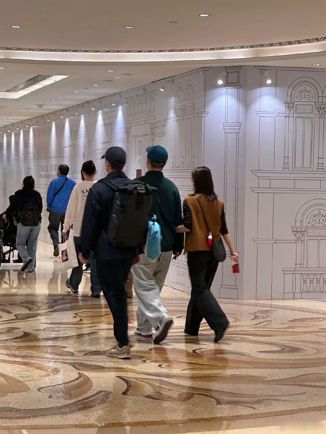 澳门偶遇李纯马頔偶遇李纯马頔挽手逛街 澳门偶遇李纯马頔，俩人在威尼斯人里挽着手走
