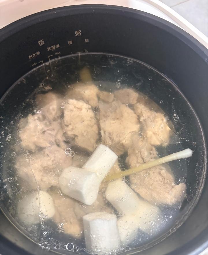 发现个怪事，说出来你们可能不信。
 
外面餐馆炖的山药排骨汤，汤不仅清亮还不浑浊