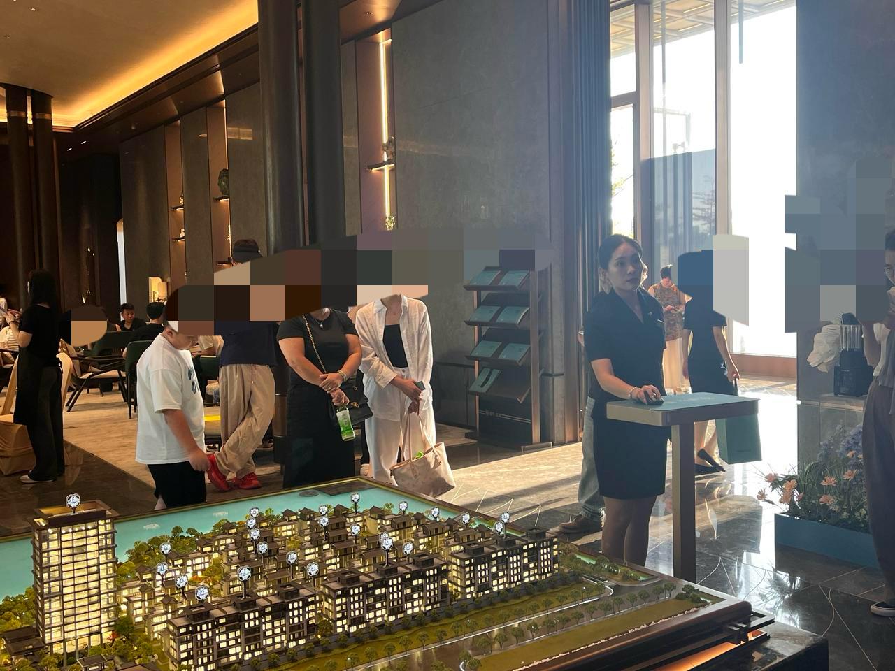 如今晋江平均每7个人就有1个老板，每21个人就有一家企业。晋江盛产老板，买豪宅买