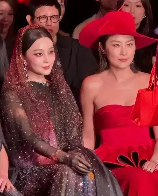 52岁陈慧琳和43岁范冰冰同框，骨相美与气质美的碰撞。
范冰冰妆容精致，气质出尘