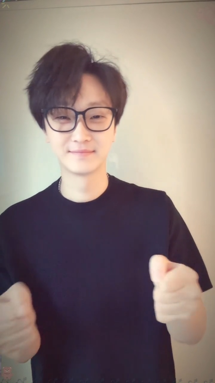 李明磊好萌呀 黑框真的好萌🥺 