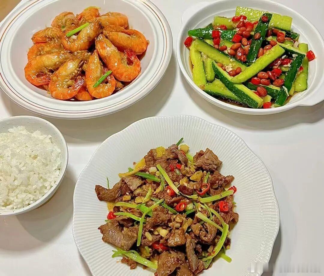 今日干饭盛宴上线，牛肉大虾双硬菜，搭配解腻凉拌黄瓜，一碗米饭根本不够炫。 