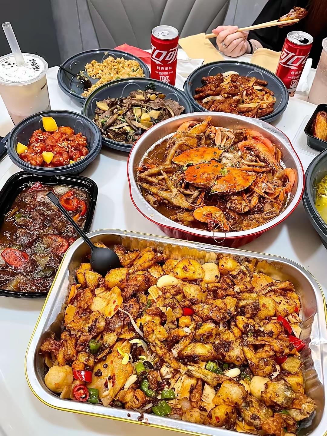 今天去了我城里的姑姑家，我这个姑姑家条件挺好的，住大房子开好车，今天在她家吃完一