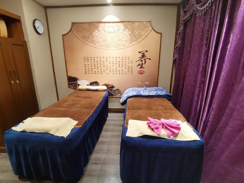 我希望中医养生行业能被持续严查。现在满大街都是养生馆，推拿、艾灸、刮痧拔罐的到处