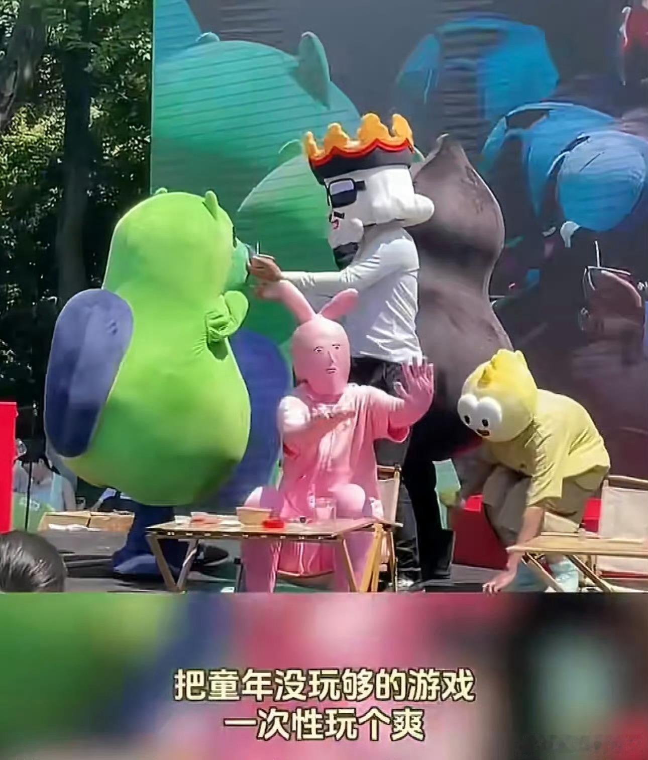 90后在六一把发疯合理化了 谁说成年人不能过节？90后把六一过成“发疯日”，穿童