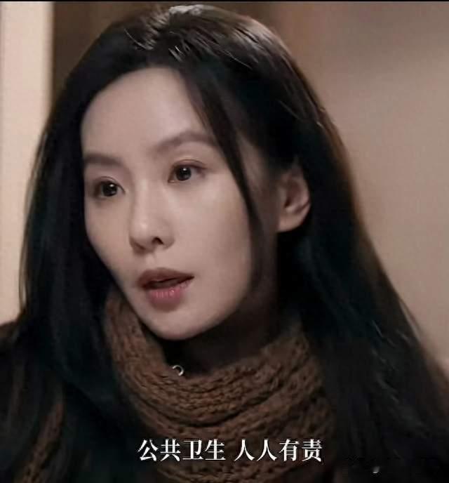 刘诗诗这次脸垮得厉害，太阳穴凹陷、颧骨凸出，连皮肉都挂不住了