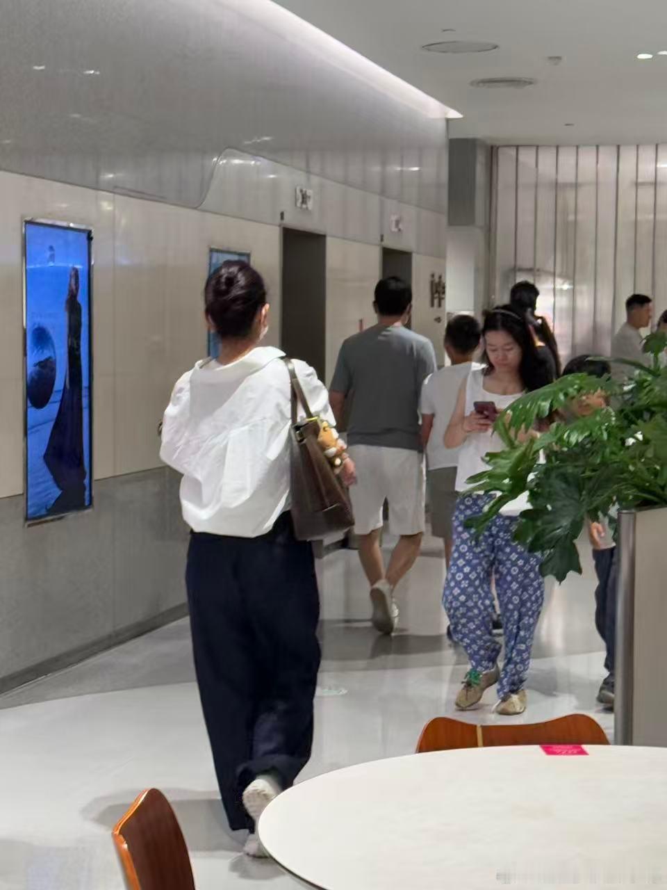 偶遇秦海璐一家三口逛街偶遇秦海璐一家三口逛街，姐气质真好，也越来越漂亮了北京偶遇