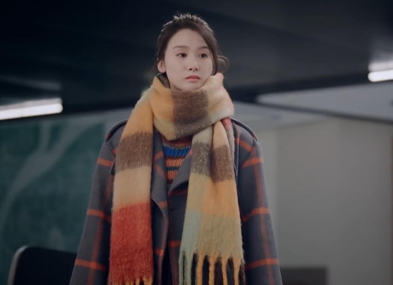 《不期而遇的生活》沈晶的撞色围巾真好看，最是那一抹红，像极了冬天的太阳，温暖感十